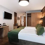 グリューナー バウム ホテル 4*
