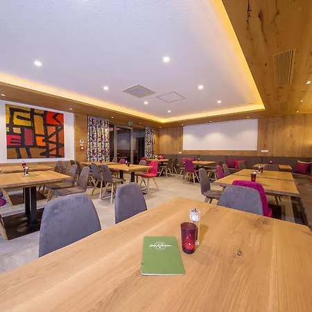 グリューナー バウム ホテル ツェル アム ゼー