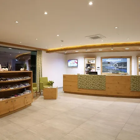 ホテル グリューナー バウム 4*